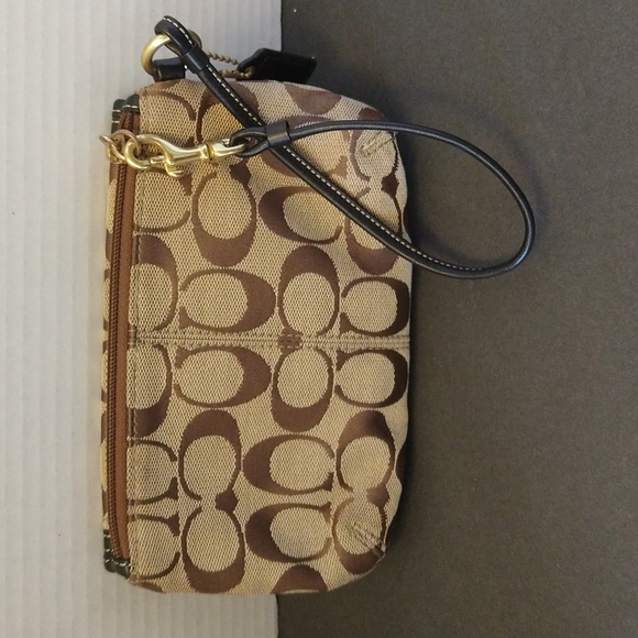 VGUC. Coach Vintage wristlet. - Picture 2 of 7